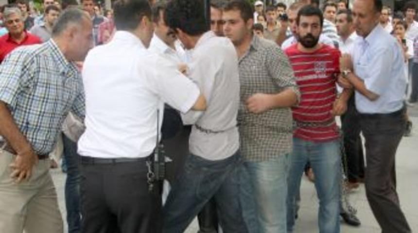 Hatay&rsquo;da Zincirli Savaş Karşıtı Eyleme Polis M&uuml;dahale Etti: 5 G&ouml;zaltı