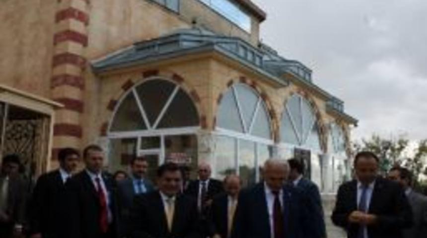 Anayasa Mahkemesi Başkanı Kılı&ccedil;, Abdurrahman Gazi T&uuml;rbesi'ni Ziyaret Etti