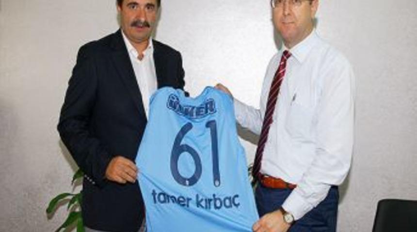 Trabzonspor Kul&uuml;b&uuml;, Spora Teşvik I&ccedil;in Okullara Top Dağıttı