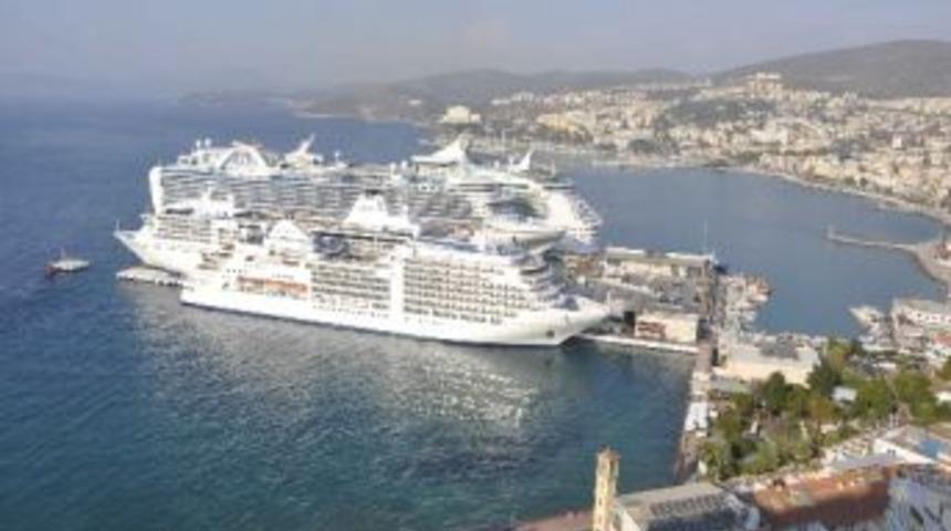 Kuşadası 1 G&uuml;nd&uuml; 14 Bin 827 G&uuml;n&uuml;birlik Turisti Ağırladı