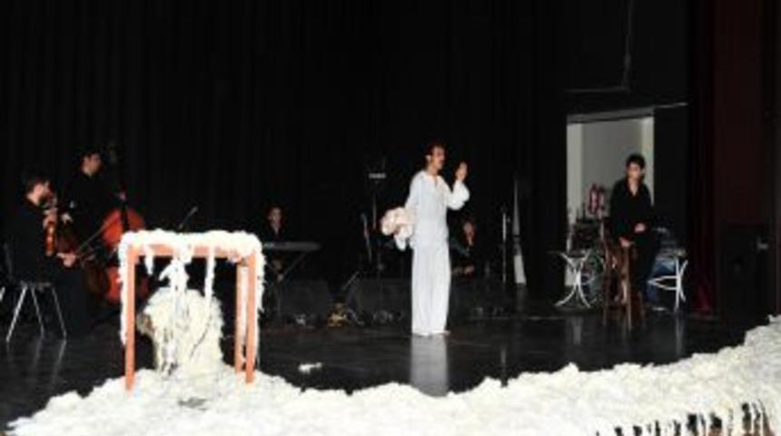 Barış Man&ccedil;o K&uuml;lt&uuml;r Merkezi Sezonu 'Mevlana Ve Şems&rsquo;in Aşkı' Ile A&ccedil;tı