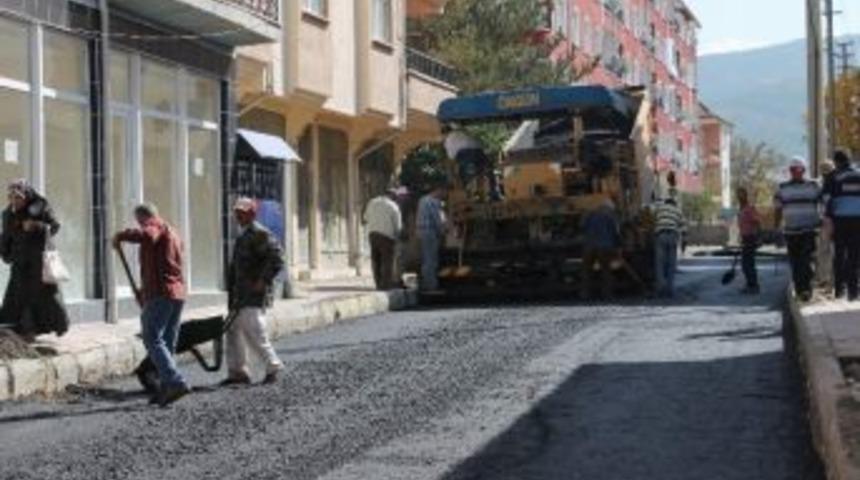 Akdağmadeni Belediyesi Asfalt Yol &Ccedil;alışmalarını S&uuml;rd&uuml;r&uuml;yor