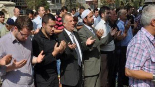 Camilerde Pilav Ayran Dağıtıldı