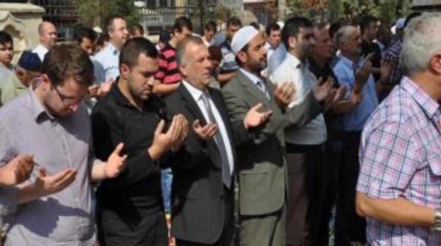 Camilerde Pilav Ayran Dağıtıldı