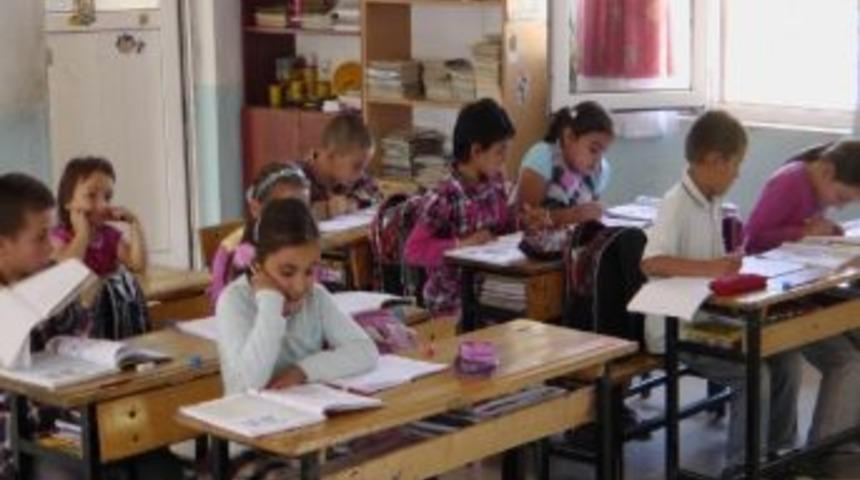 Fethiye'de &Ouml;ğrencilerin Ayakkabı Sevinci