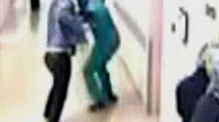 Kızıyla ilgilenmeyen hemşireyi d&ouml;vd&uuml;