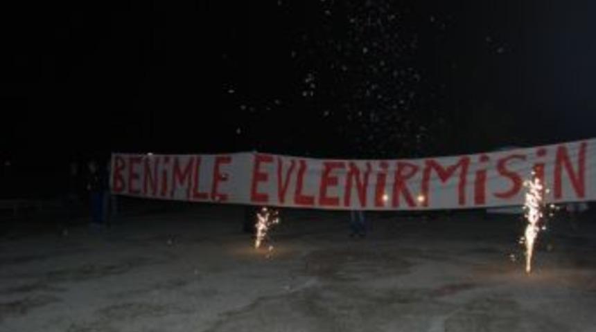 Fethiye&rsquo;de Gece Yarısı Afişli Evlenme Teklifi