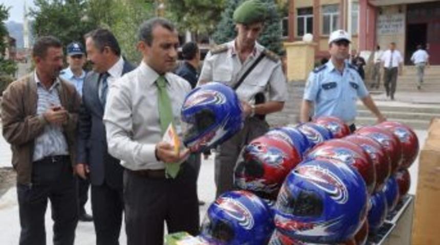 Seydişehir Kaymakamı Kask Dağıttı