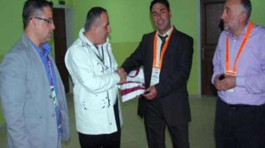 Kartalspor'dan Patnos Gen&ccedil;likspor'a Forma Yardımı Yapıldı.
