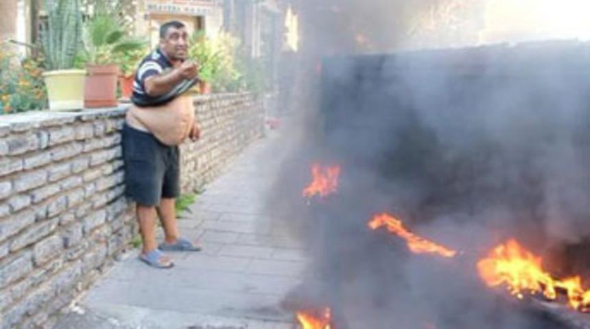 Zabıtaya kızıp boğazını kesmeye kalktı