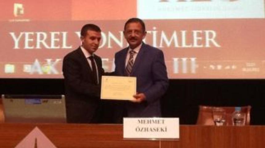 &Ouml;zhaseki Bah&ccedil;eşehir'de Konferans Verdi