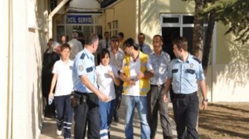 Sağlık G&ouml;revlileri, Yaralı Yakınlarının Saldırısına Uğradı