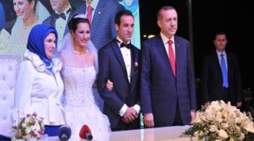 Nikah Tazeleyen Aslı &Ccedil;akır Alptekin'e Başbakan'dan 3 &Ccedil;ocuk Tavsiyesi