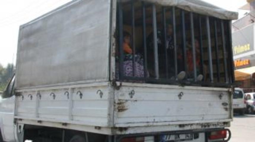 Demir Parmaklıklar Ardında Yolculuk Yapıyorlar