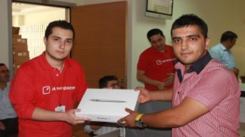 Zirveli &Ouml;ğrenciler MacBook'larına Kavuştu