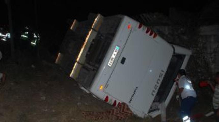 Otob&uuml;s Yoldan &Ccedil;ıktı, 2 Kişi &Ouml;ld&uuml; 28 Kişi Yaralandı