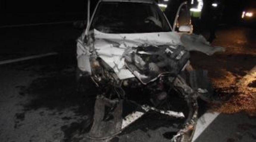 Kulu'da Otomobil Bariyerlere &Ccedil;arptı: 2 Yaralı