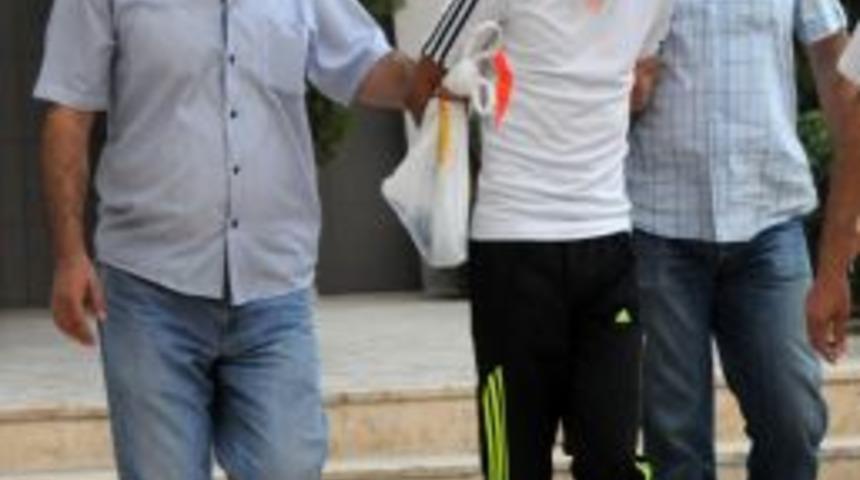 Kuyumcunun Vitrin Camını Kırıp Altınları &Ccedil;alan Zanlı Tutuklandı