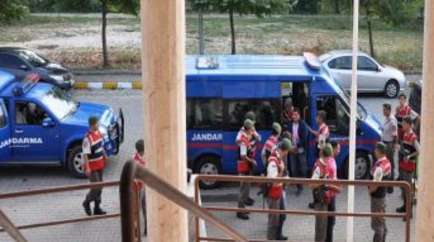 '&Ccedil;alıştıkları Fabrikadan &Ccedil;alıp Mağazada Sattılar' Iddiası