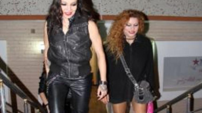 Grup Kırmızı, Deniz Yıldızı G&uuml;zellik Salonunu Ziyaret Etti