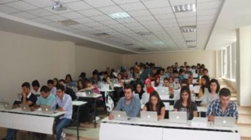 Zirveli &Ouml;ğrencilerin Macbook&rsquo;ları Elmacı Pazarı&rsquo;ndan