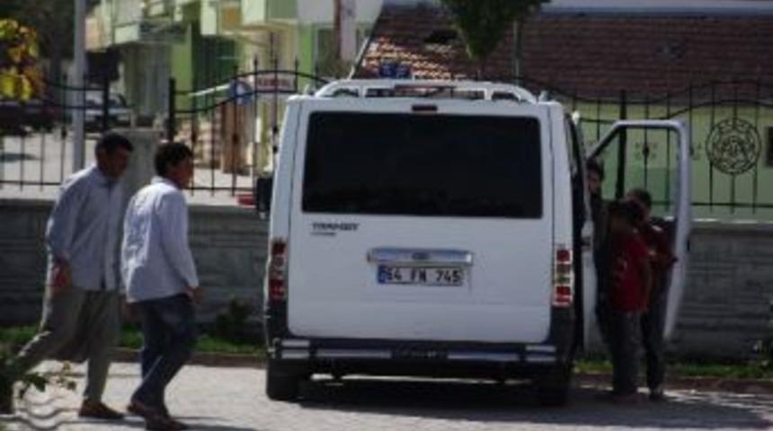 Minib&uuml;s&uuml;n &Ccedil;arptığı &Ccedil;ocuğun Bacaklarından Otomobil Ge&ccedil;ti