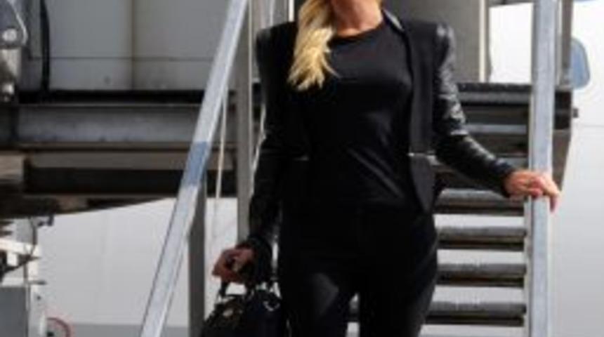 Paris Hilton Basını G&ouml;r&uuml;nce Makyaj I&ccedil;in U&ccedil;ağa Geri D&ouml;nd&uuml;