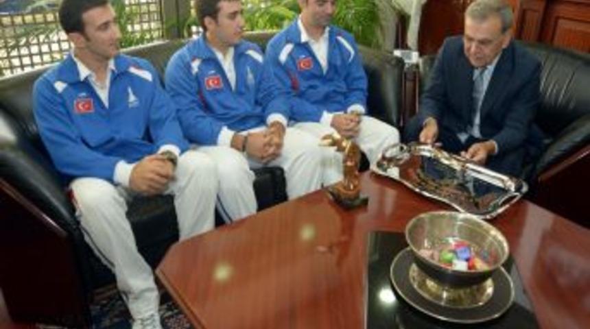 Avrupa Şampiyonu Olan Ok&ccedil;ular Başkan Kocaoğlu'nu Ziyaret Etti