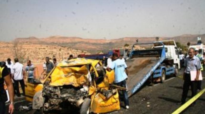Mardin'de Trafik Kazası: 4 &Ouml;l&uuml;, 12 Yaralı