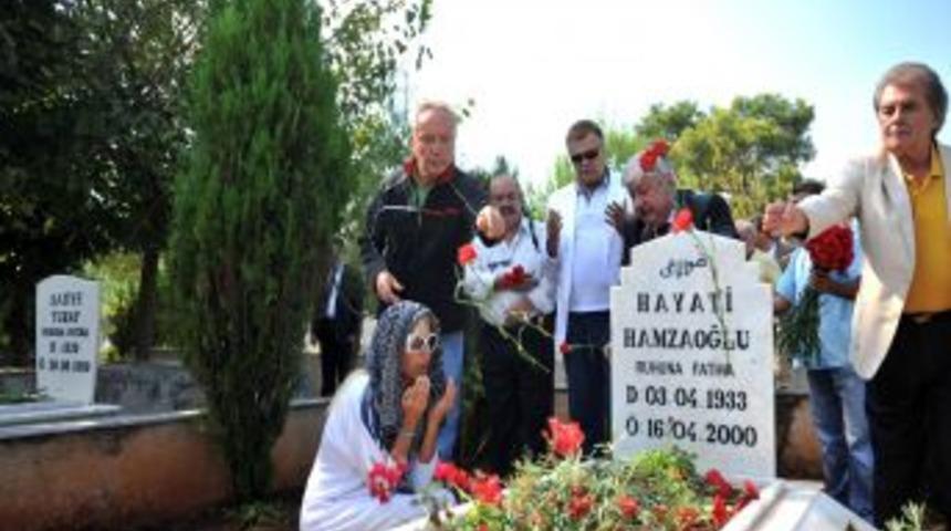 Altın Portakal Festivali I&ccedil;in Antalya'ya Gelen Sanat&ccedil;ılar Mezar Ziyareti Yaptı