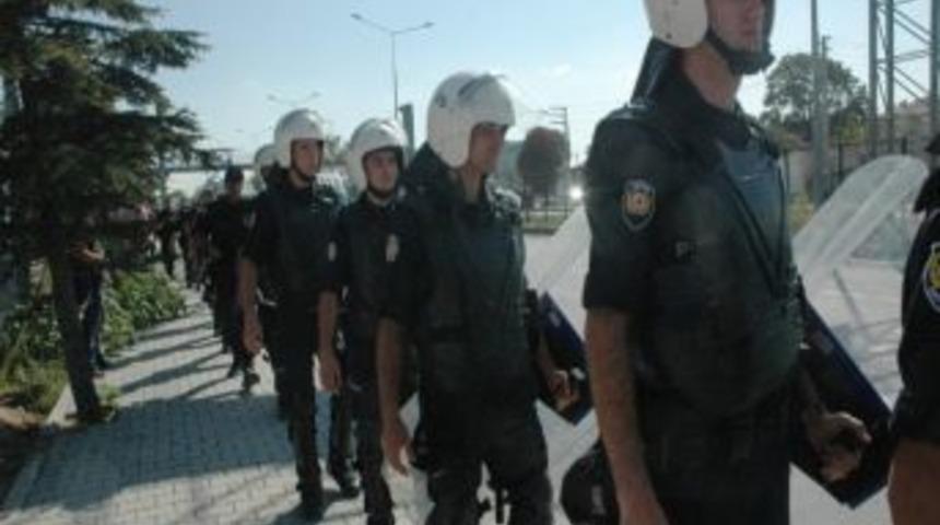 Yol Kapatmak İsteyen Eylemcilere Biber Gazlı M&uuml;dahale