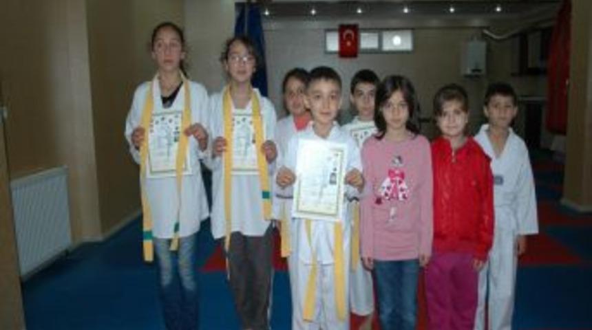 Akademi Spor Kul&uuml;b&uuml; Sporcular Kuşaklarını Aldı