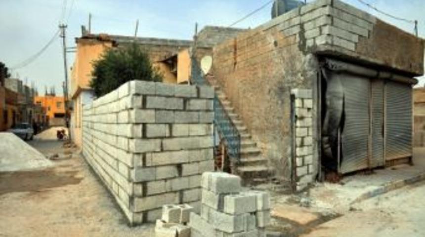 Ak&ccedil;akale Belediyesi Top Mermisiyle Yıkılan Evi Onarıyor