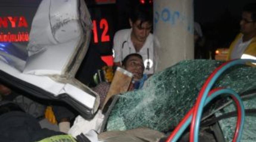 &Ouml;n&uuml;ne &Ccedil;ıkan Simit&ccedil;iden Ka&ccedil;an S&uuml;r&uuml;c&uuml; Direğe &Ccedil;arptı