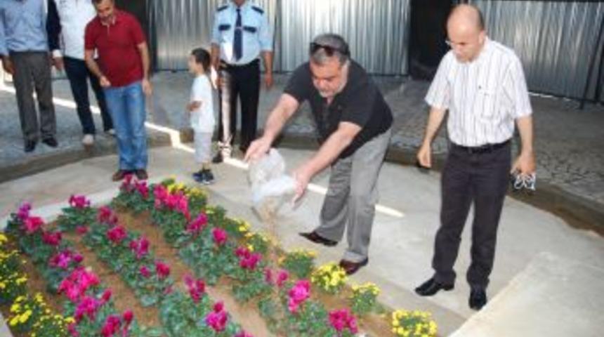 Merhum &Ouml;zal'ın Mezarına Malatya'dan Toprak Geldi