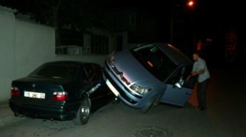 Alkoll&uuml; S&uuml;r&uuml;c&uuml; Aracıyla Otomobilin &Uuml;zerine &Ccedil;ıktı