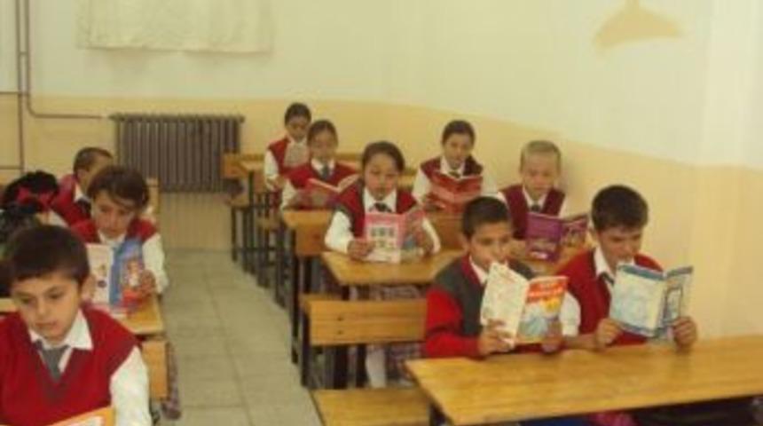 Derslere kitap okuyarak başlıyorlar