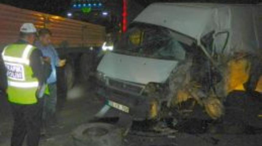 Kamyonla minib&uuml;s &ccedil;arpıştı: 2 Yaralı