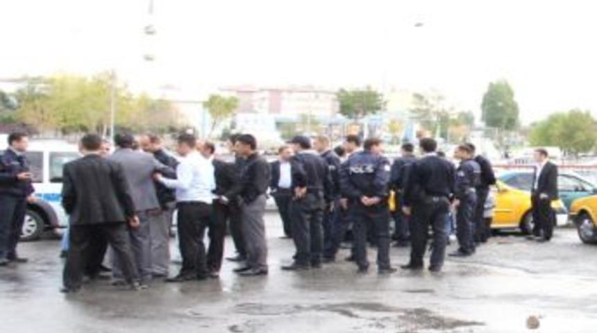 D&uuml;ğ&uuml;n Konvoyunda Ter&ouml;r &Ouml;rg&uuml;t&uuml;n&uuml; Simgeleyen Bez Par&ccedil;ası Sallandığı İddiası