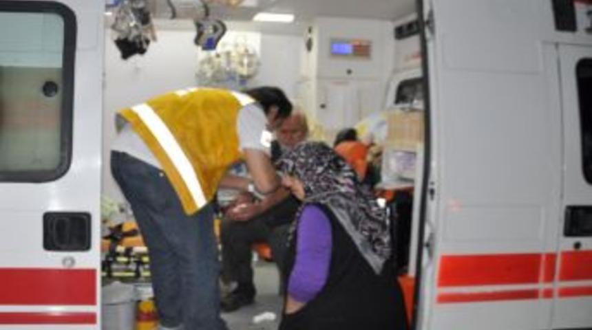 Arızalı Aracın Yanındaki S&uuml;r&uuml;c&uuml;lere Motosiklet &Ccedil;arptı: 1'i Ağır 3 Yaralı