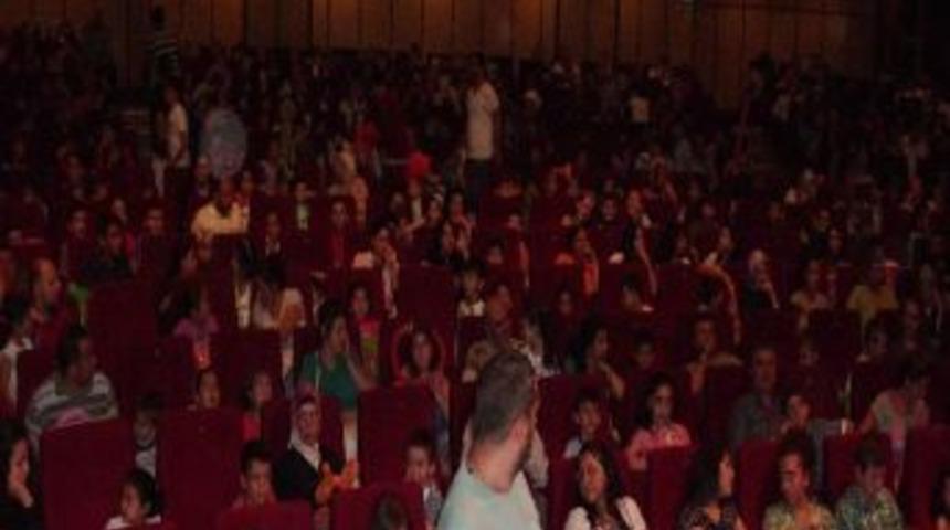 &Ccedil;ocuklar Yılanla Fotoğraf &Ccedil;ektirmek İ&ccedil;in Yarıştı