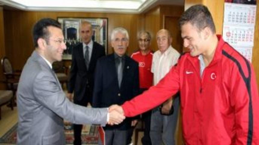 D&uuml;nya Şampiyonu Sporcudan Vali Aksoy&rsquo;a Ziyaret