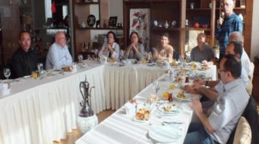 Basın Ve Protokol, Cemiyetin Hilton Garden Iın'deki Brunch'nda Buluştu