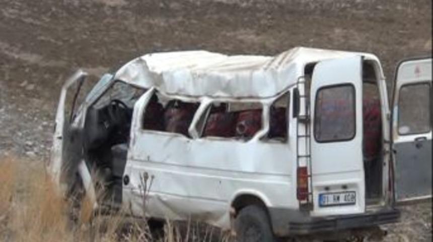 Kozan&rsquo;da Trakt&ouml;rle Minib&uuml;s &Ccedil;arpıştı: 17 Yaralı
