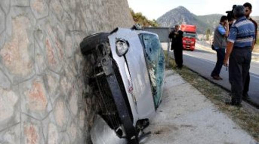 Otomobil Duvara &Ccedil;arptı: 2 Yaralı