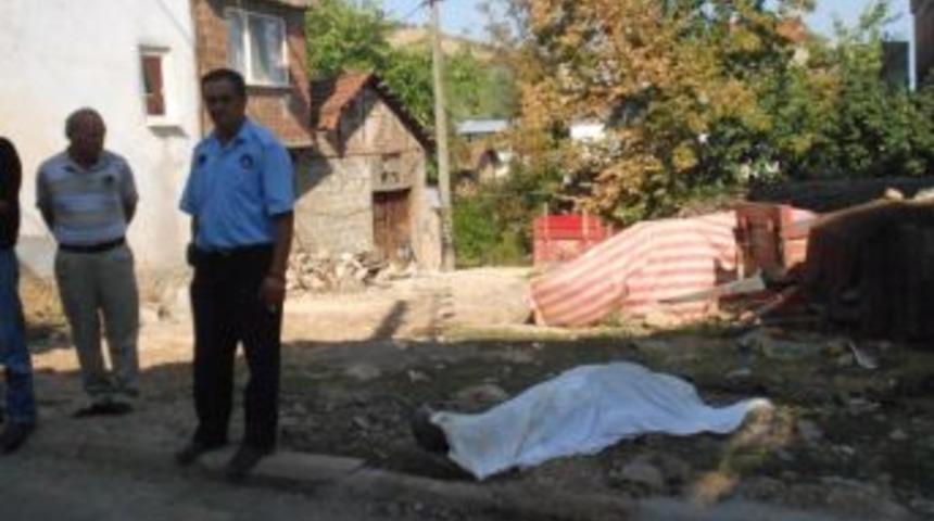 Yolda Y&uuml;r&uuml;rken D&uuml;şerek &Ouml;ld&uuml;