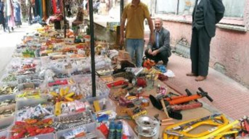 14 Metrekare Sergide 500 &Ccedil;eşit &Uuml;r&uuml;n Satıyor