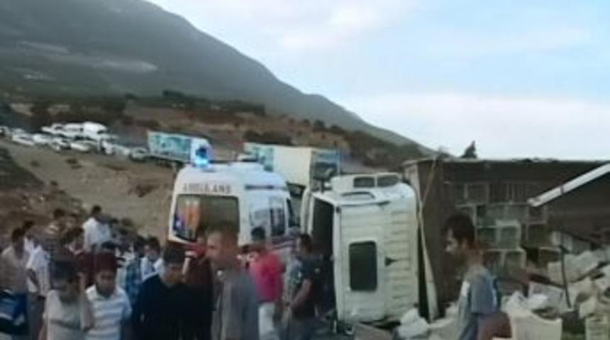 Hatay&rsquo;da Mandalina Y&uuml;kl&uuml; Tır Devrildi: 1 Yaralı