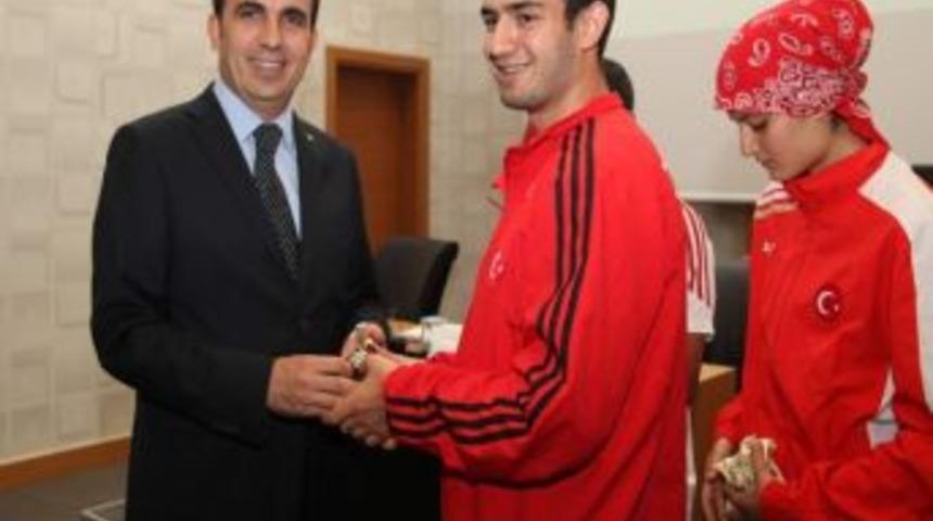 Sel&ccedil;uklu Belediye Meclisi'nden Başarılı Sporculara &Ouml;d&uuml;l