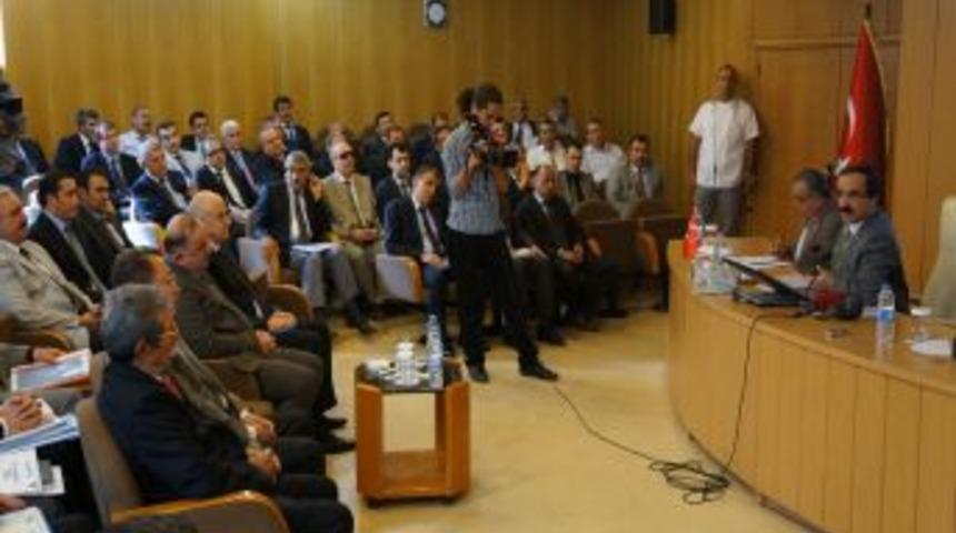 Vali Coş, Ka&ccedil;ağa G&ouml;z Yuman Kamu G&ouml;revlilerine G&ouml;zdağı Verdi